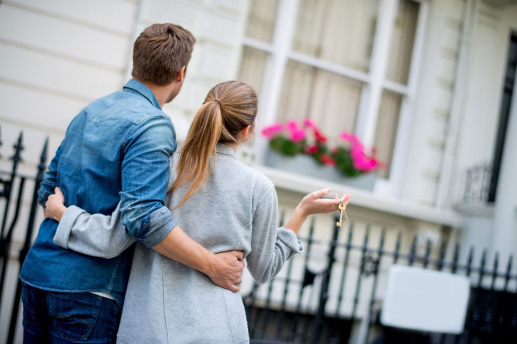 Couple holding house keys | Massachusetts Association of Buyer Agents | homebuyer real estate buyers broker